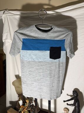 Men's Gray Short Sleeve Tee with Blue Chest Stripe and Black Pocket